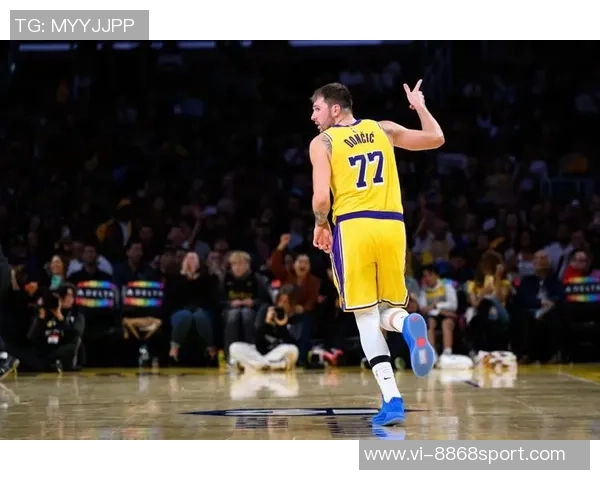 东契奇背打博格丹遭遇撞击疑似小腿受伤引发关注